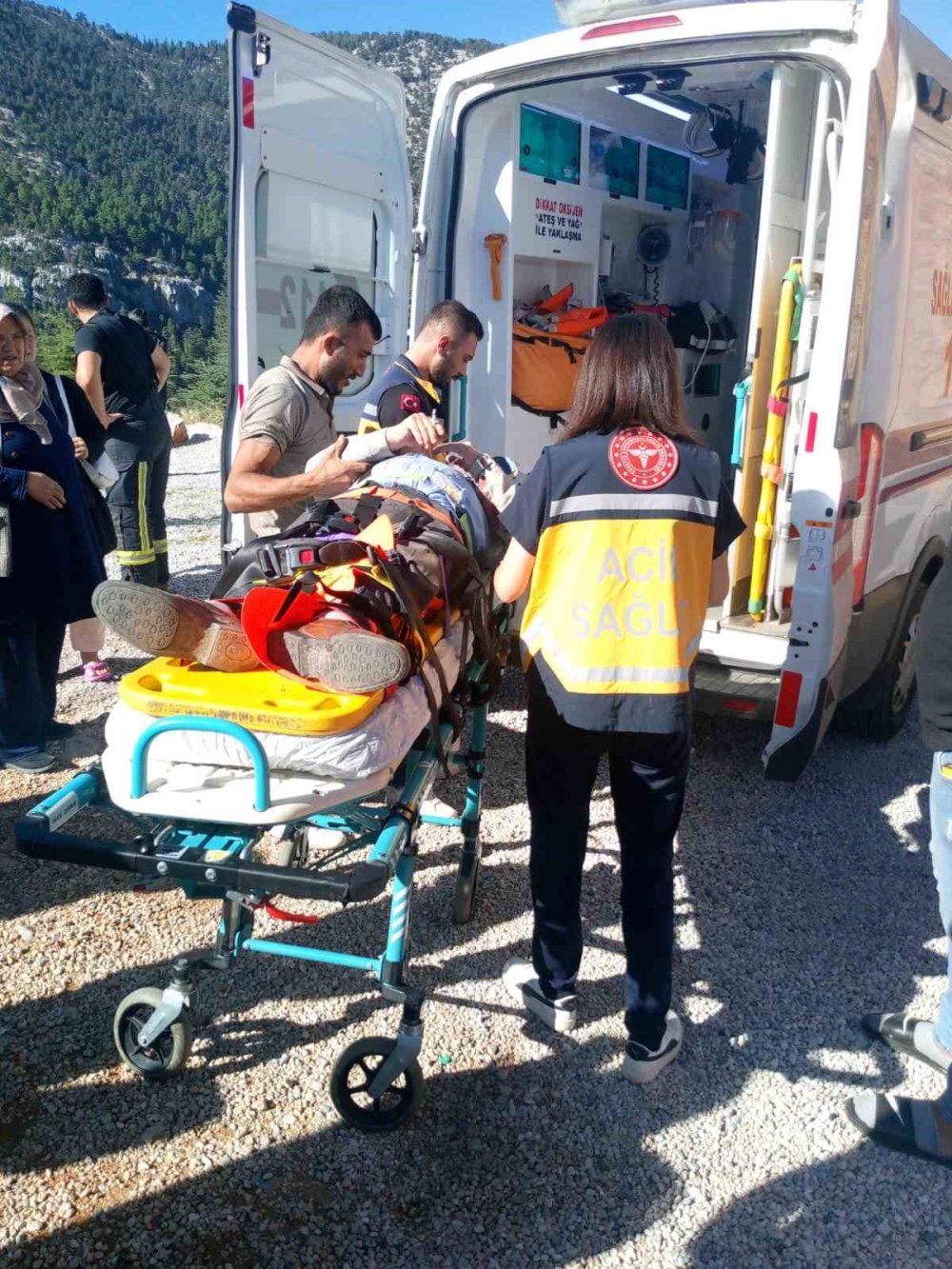 Yol kenarında tuvalet ihtiyacını giderirken 40 metrelik uçuruma yuvarlandı