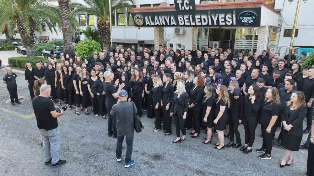 Başkan ve personel siyah kıyafetlerle mesaiye başladı