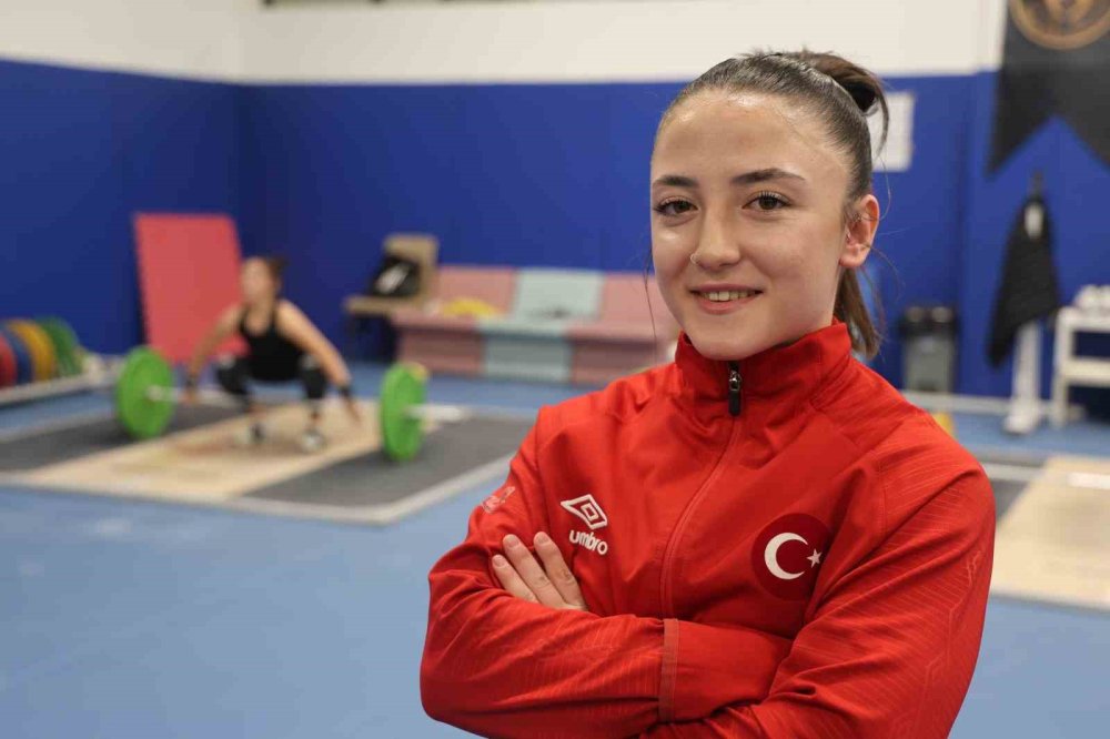 Cansu ve Aysu Bektaş Kardeşler Halterde Altın Madalya Hedefliyor