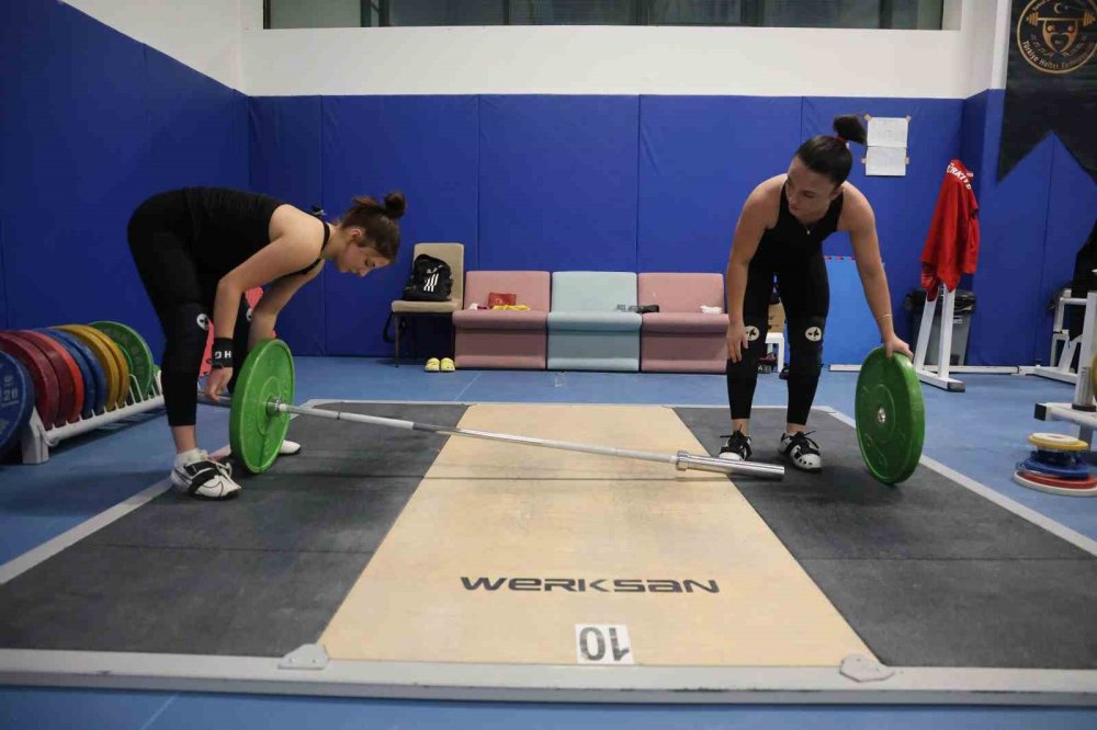 Cansu ve Aysu Bektaş Kardeşler Halterde Altın Madalya Hedefliyor