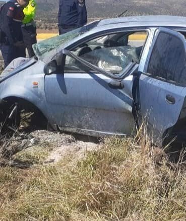 Yoldan çıkıp taklalar attı, sürücü yaralı kurtuldu