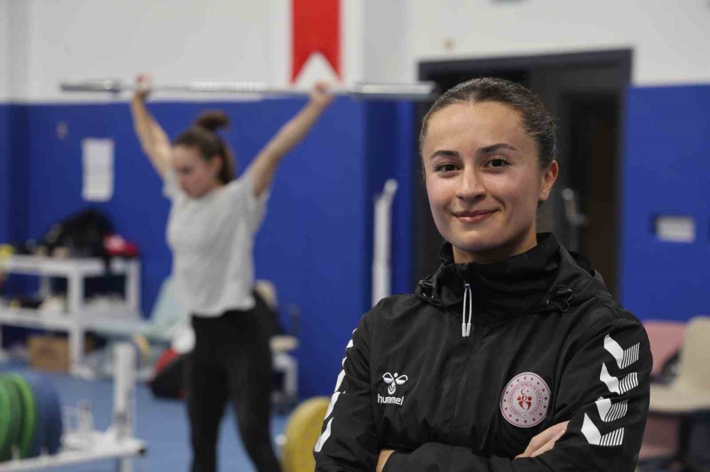 Çocuk Evlerinde Büyüyen Milli Halterciler Aysel ve Cansel Özkan, Avrupa Şampiyonası'na Hazırlanıyor