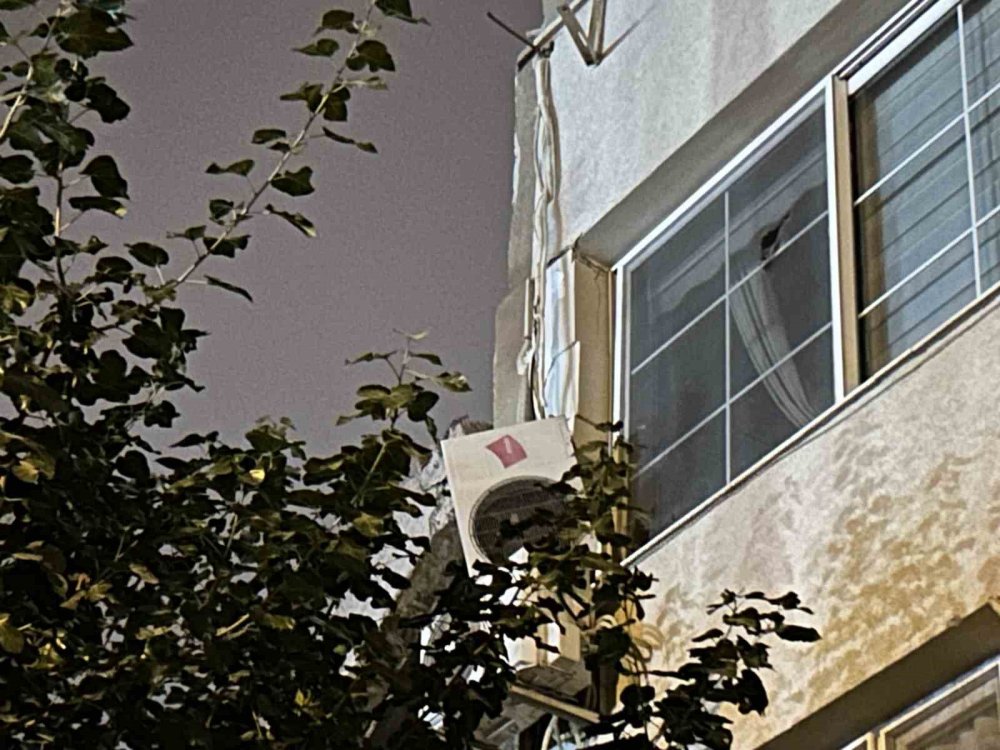 Hasarlı binayı yıkarken sağlam binaya hasar verdiler