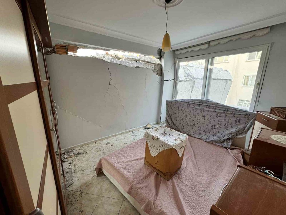 Hasarlı binayı yıkarken sağlam binaya hasar verdiler