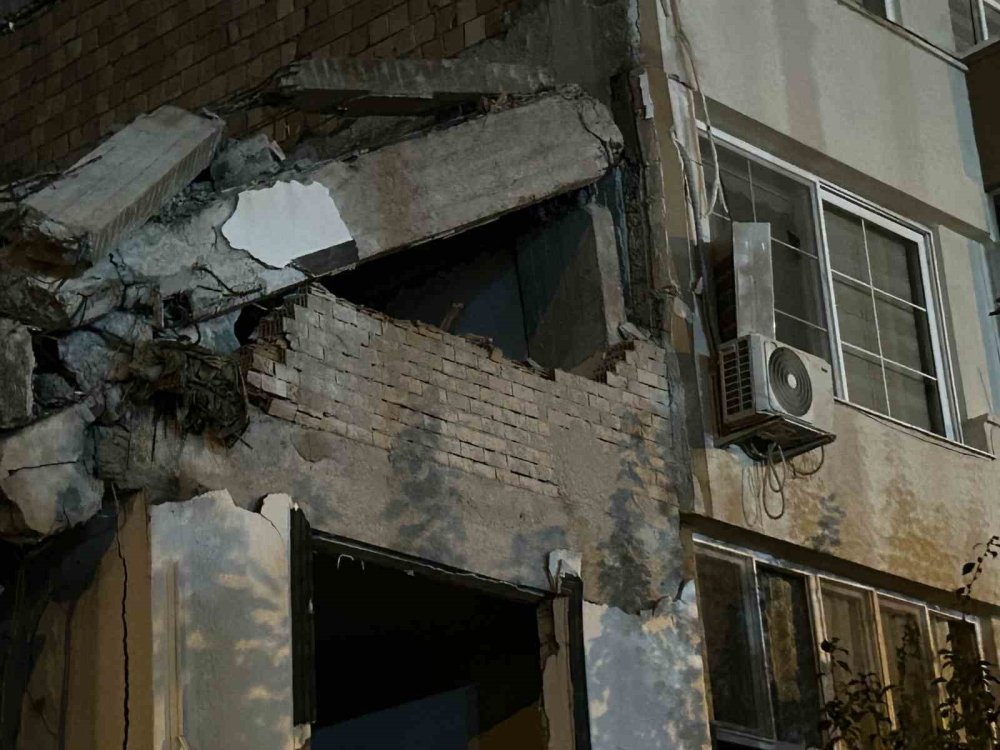 Hasarlı binayı yıkarken sağlam binaya hasar verdiler