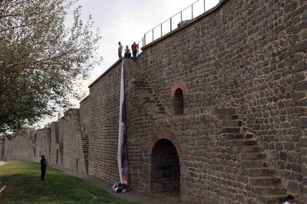UNESCO Dünya Kültür Mirası Diyarbakır Surları’na Demir Korkuluk Takıldı