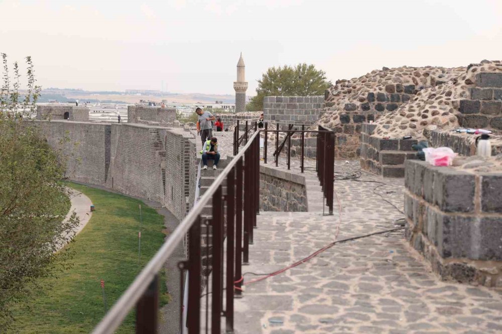 UNESCO Dünya Kültür Mirası Diyarbakır Surları’na Demir Korkuluk Takıldı