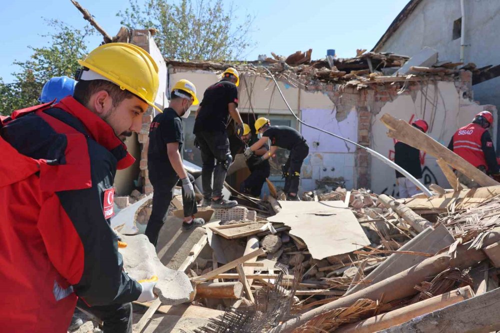 Konya'da 5.5 Büyüklüğünde Deprem Tatbikatı Gerçekleştirildi