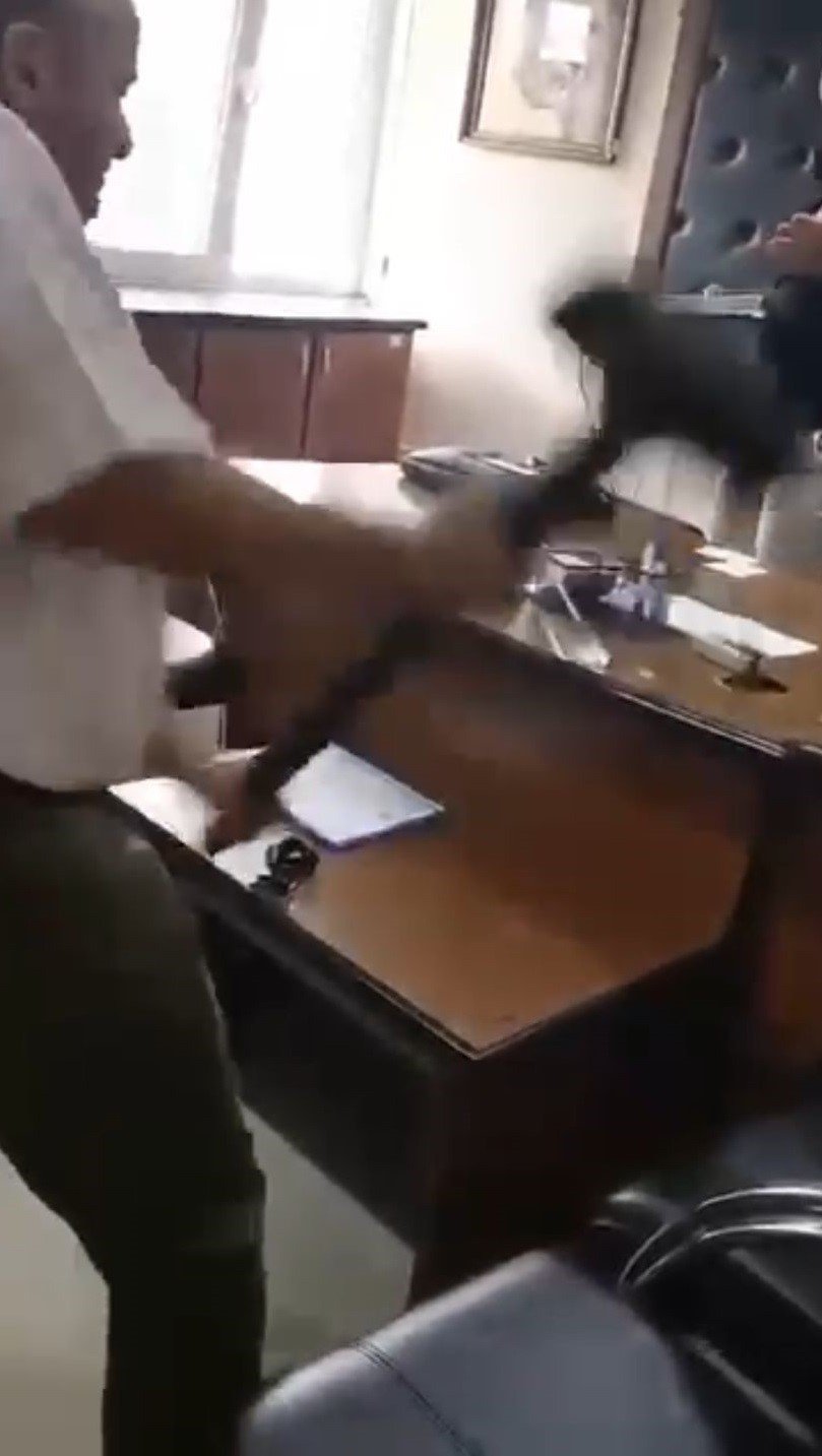 Öfkelenen sendika temsilcisi balyozla müdür odasına girdi