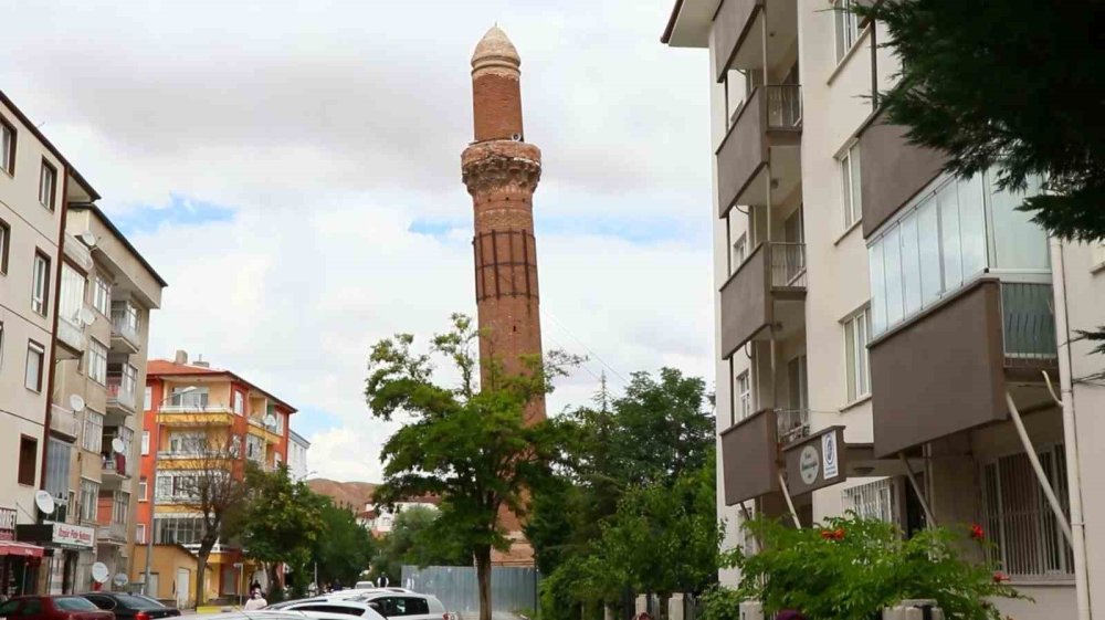 Tüm afetlere direnen Eğri Minare 800 yıldır ayakta