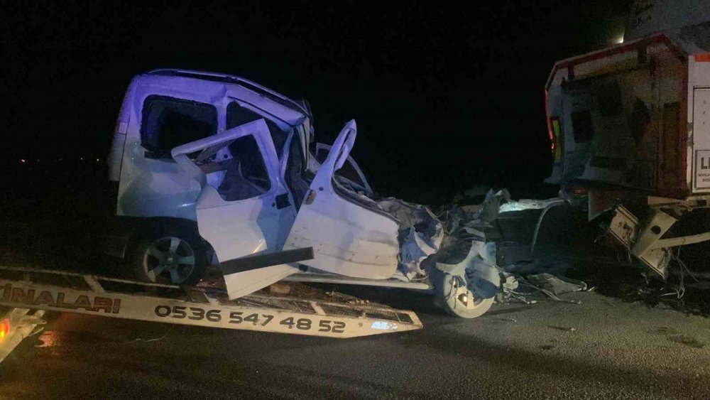 Yakıt tankerine ok gibi saplandı: 20 yaşındaki sürücü can verdi