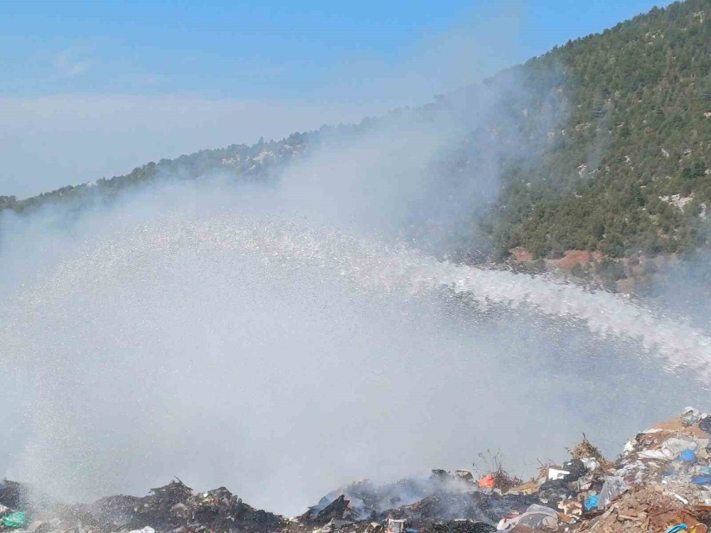 Beyşehir’de çöp toplama merkezinde yangın çıktı