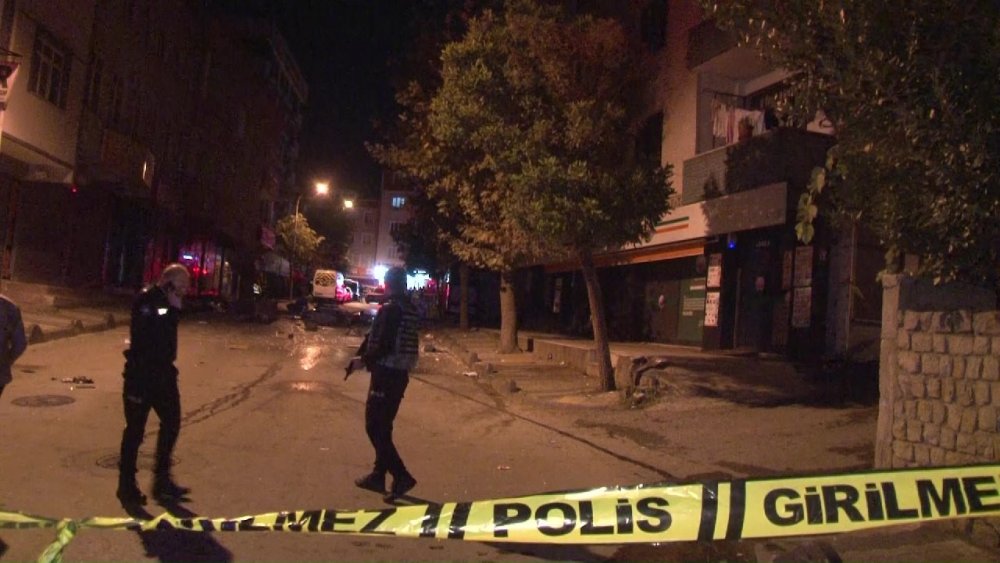 Eşine kızdı, son ses müzik eşliğinde tüm eşyaları sokağa attı