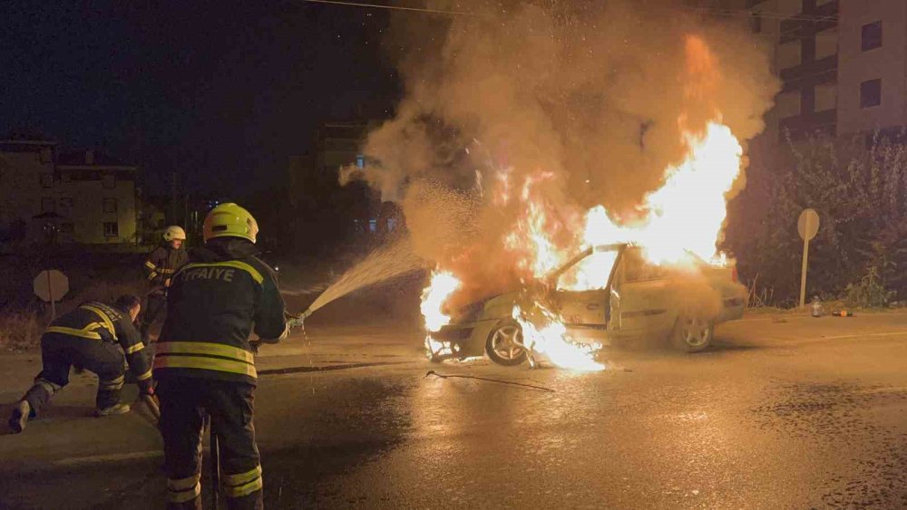 Alev topuna dönen otomobilin sürücüsü son anda kurtuldu