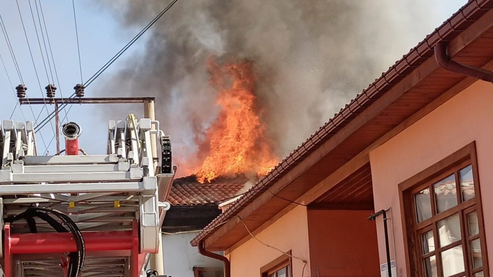 Tarihi Evlerde Korkutan Yangın: 2 Ev Kullanılamaz Hale Geldi