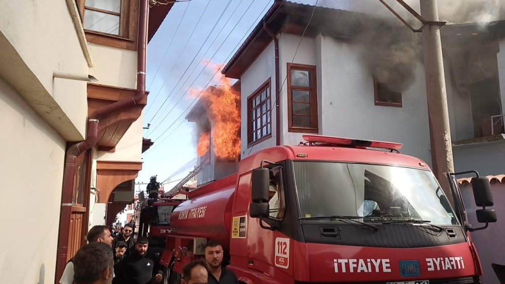 Tarihi Evlerde Korkutan Yangın: 2 Ev Kullanılamaz Hale Geldi