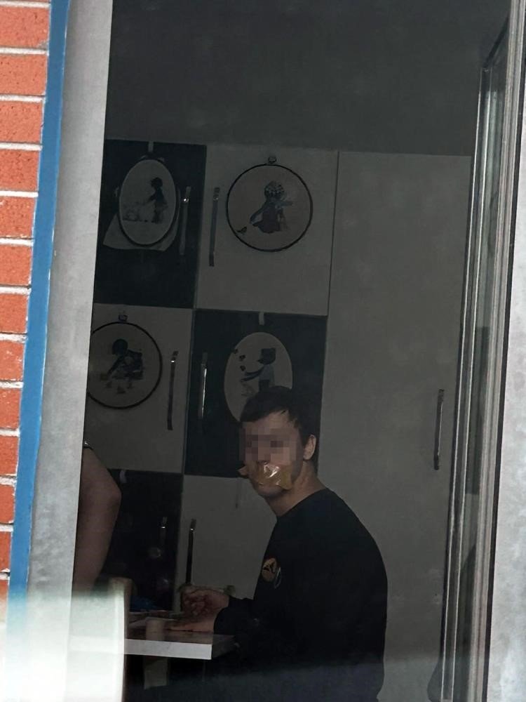 Özel eğitim kurumunun penceresinden çekilen fotoğraf ortalığı karıştırdı