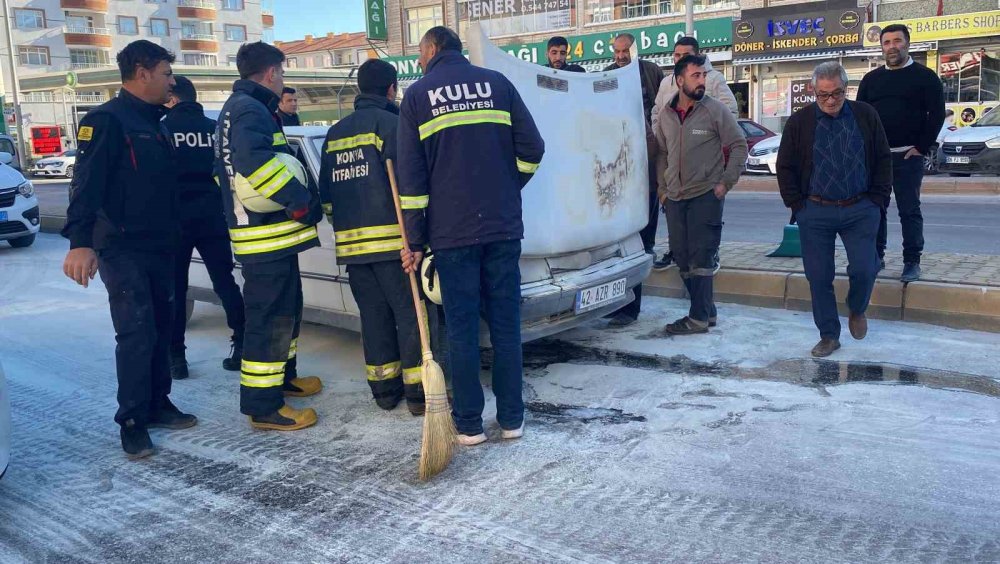 Trafik ışıklarında beklerken alev aldı otomobilde yangın