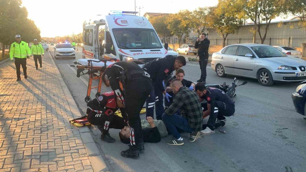 Otomobille çarpışan 18 yaşındaki elektrikli bisiklet sürücüsünün ayağı kırıldı