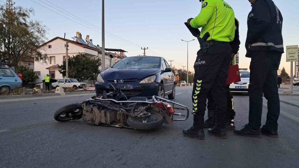 Otomobille çarpışan 18 yaşındaki elektrikli bisiklet sürücüsünün ayağı kırıldı