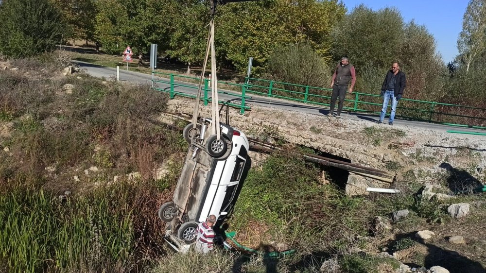 Seydişehir'de Otomobil Sulama Kanalına Uçtu: Aynı Aileden 3 Kişi Yaralandı