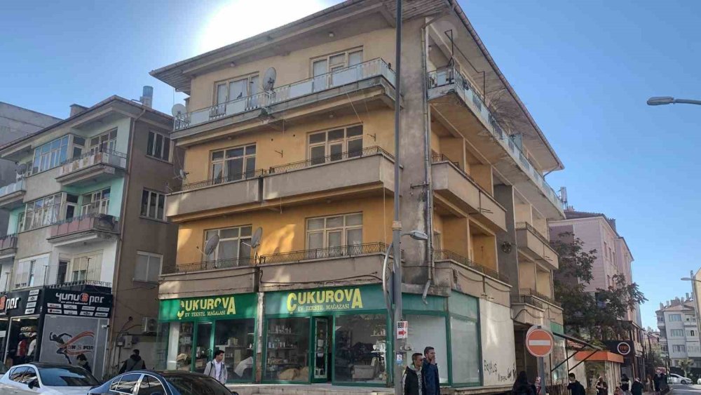 69 Yaşındaki Işık Hancı Evinde Ölü Bulundu