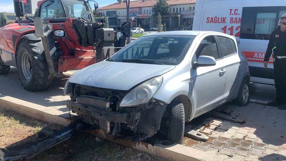 Kontrolden Çıkan Araç Kaldırıma Çıktı: 1 Yaralı