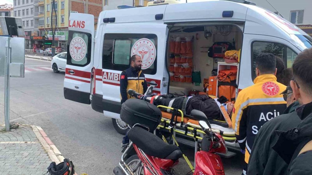 Karaman'da minibüs ile motosiklet çarpıştı: 1 yaralı