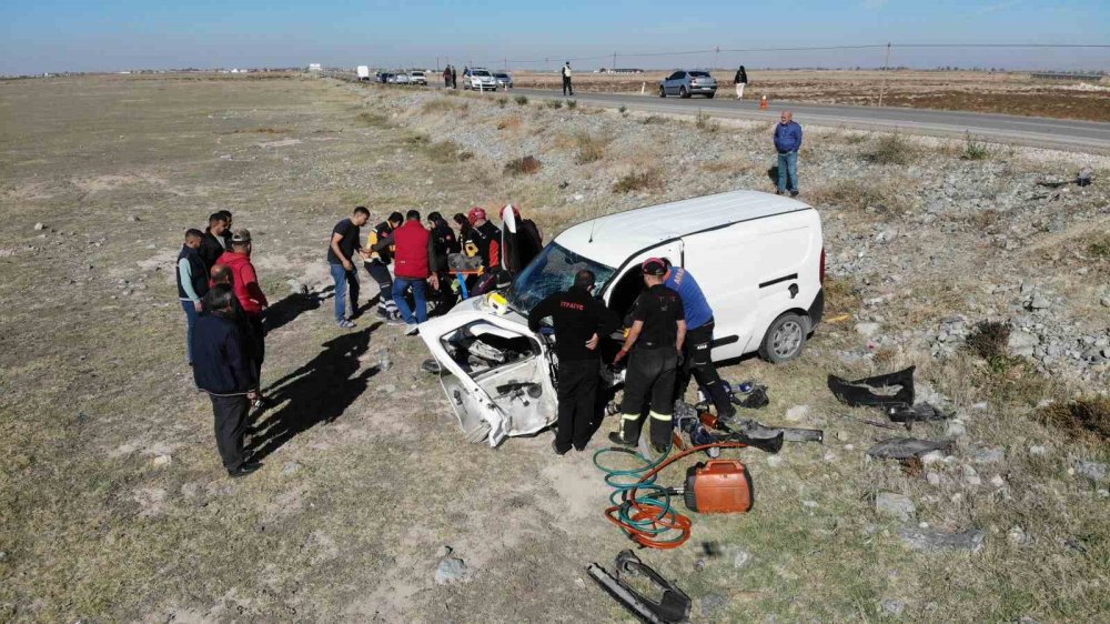 Can pazarının yaşandığı ölümlü kazada aracı devrilmesin diye vatandaşlar tuttu