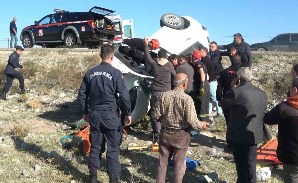 Can pazarının yaşandığı ölümlü kazada aracı devrilmesin diye vatandaşlar tuttu