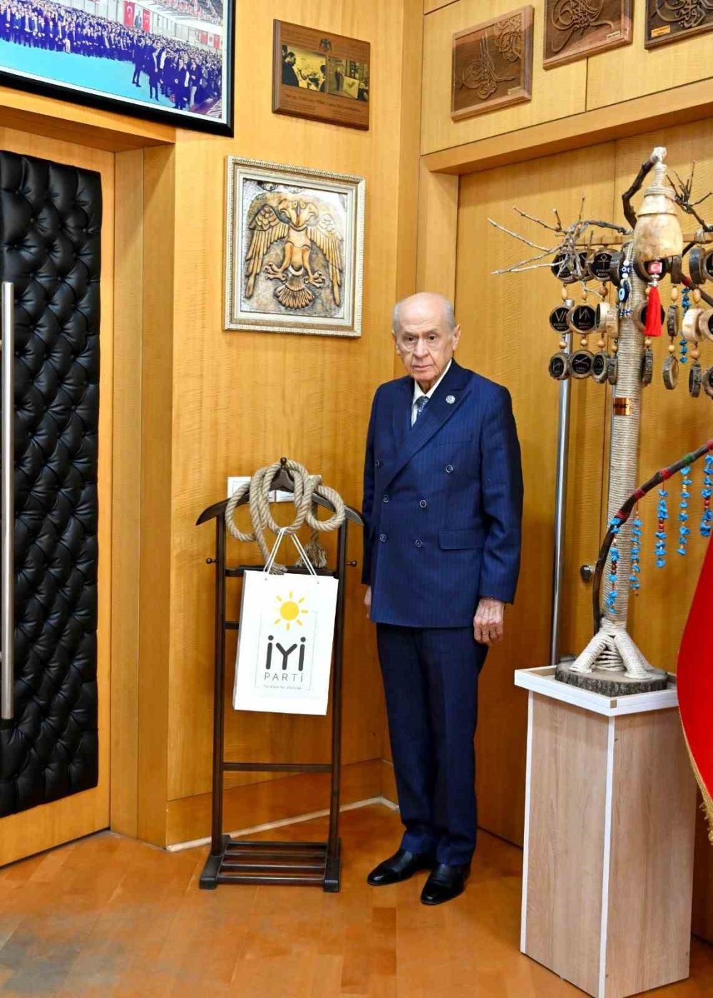 Devlet Bahçeli, Müsavat Dervişoğlu'nun Fırlattığı İpi Makam Odasına Astı