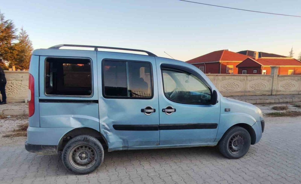 Kulu’da Hafif Ticari Araç ile Motosiklet Çarpıştı: 1 Yaralı