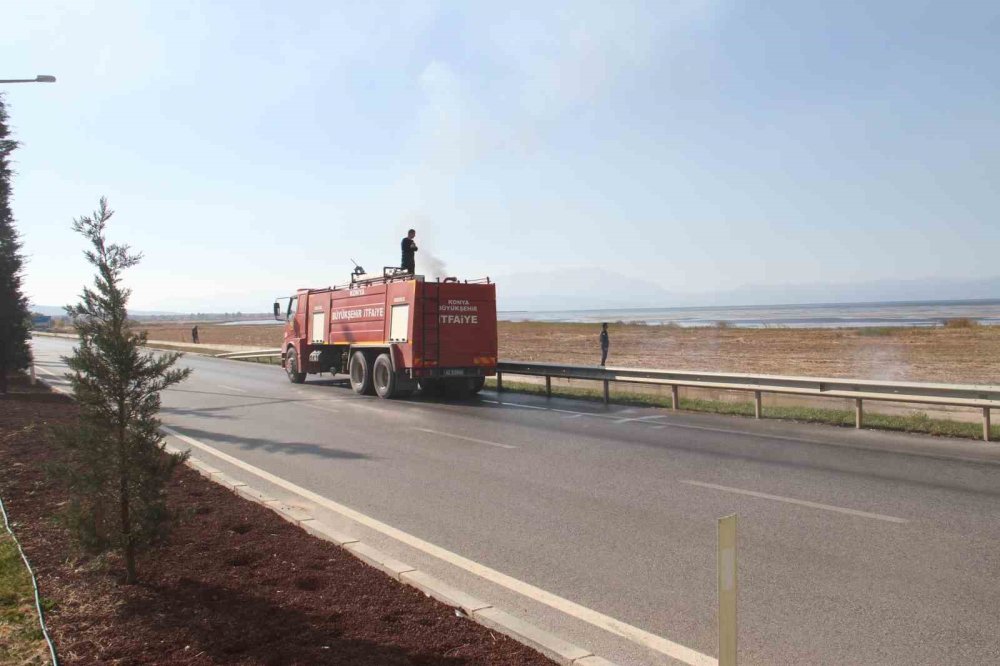 Beyşehir Gölü Milli Parkındaki sazlık yandı: Ortalığı duman bürüdü