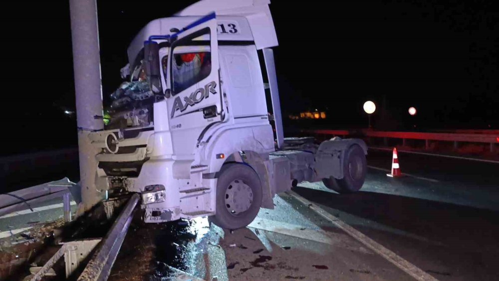 Konya kavşağında kaza: Tır bariyerlere çarptı