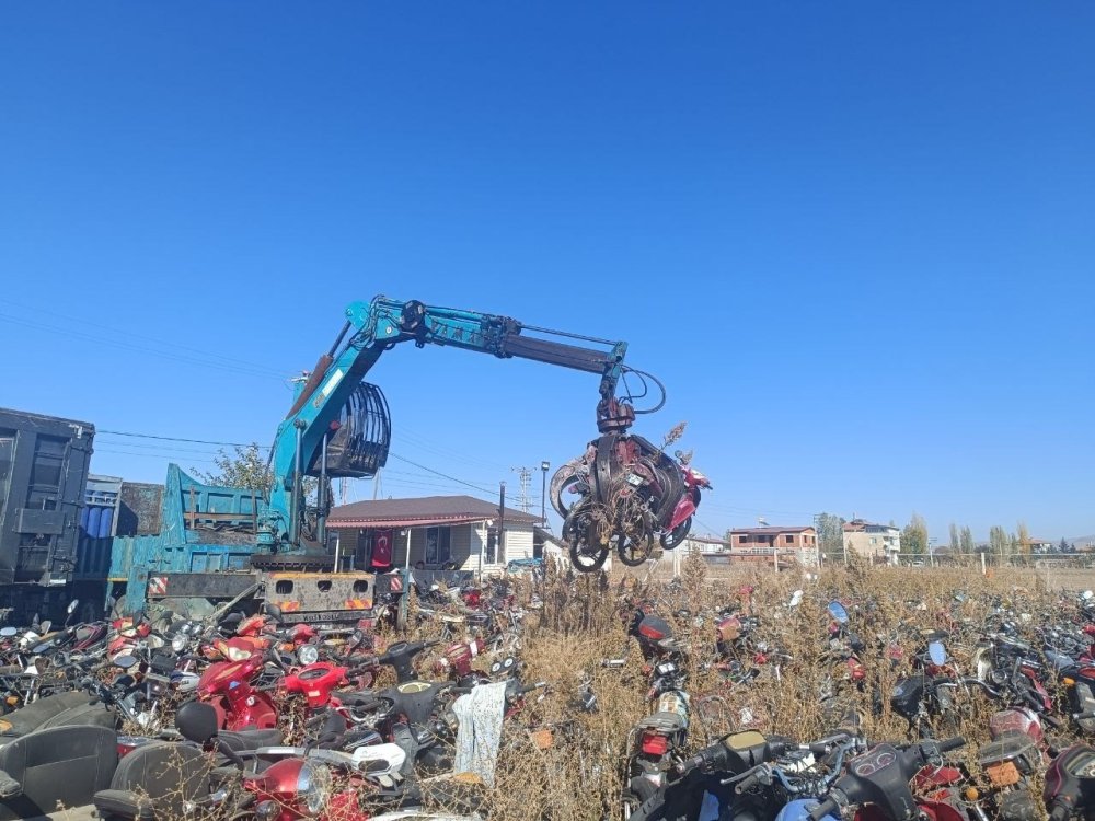 Yediemin otoparkında bekletilen 428 motosiklet ve 4 otomobil geri dönüşüme gönderildi