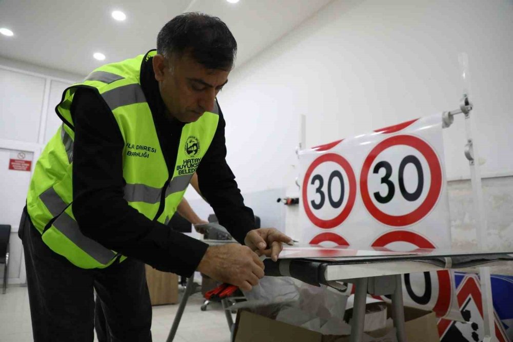 Deprem bölgesinde tabelalar yenileniyor