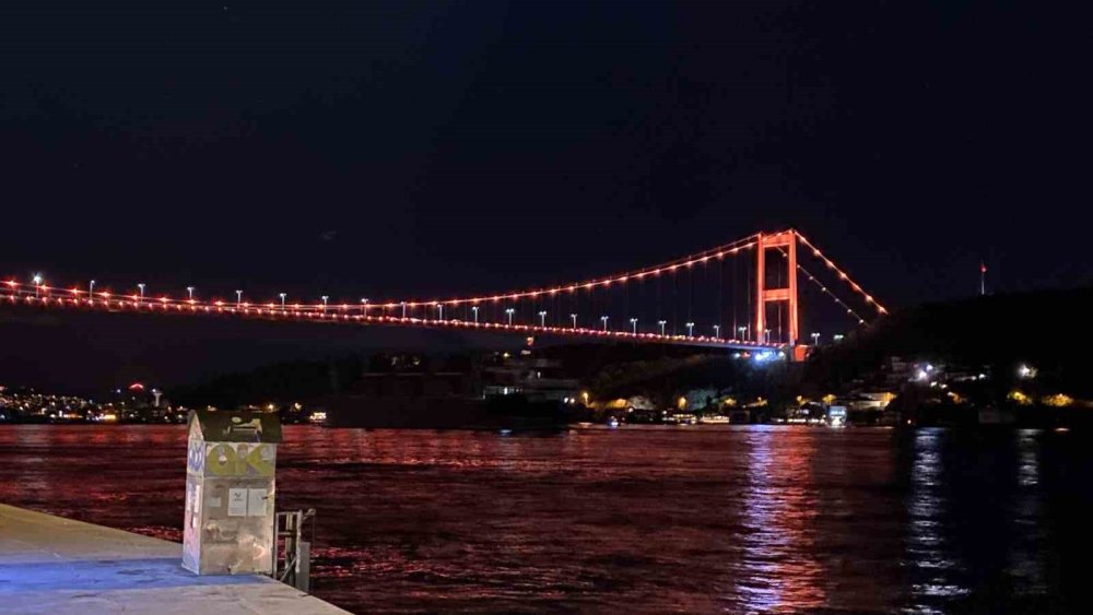 Boğazın köprüleri turuncuya büründü