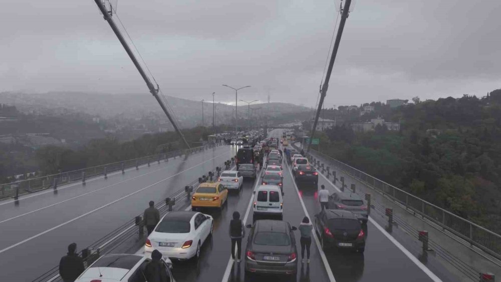 İstanbul Boğazı’nda saygı duruşu