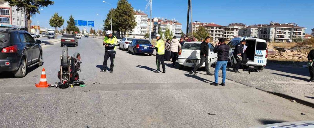 Otomobile çarpan motosikletin sürücüsü ağır yaralandı: Konya'ya sevk edildi