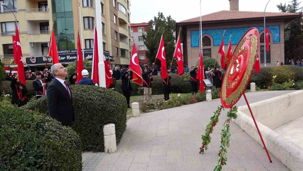 Saat 9'u 5 geçe tüm Konya selam durdu