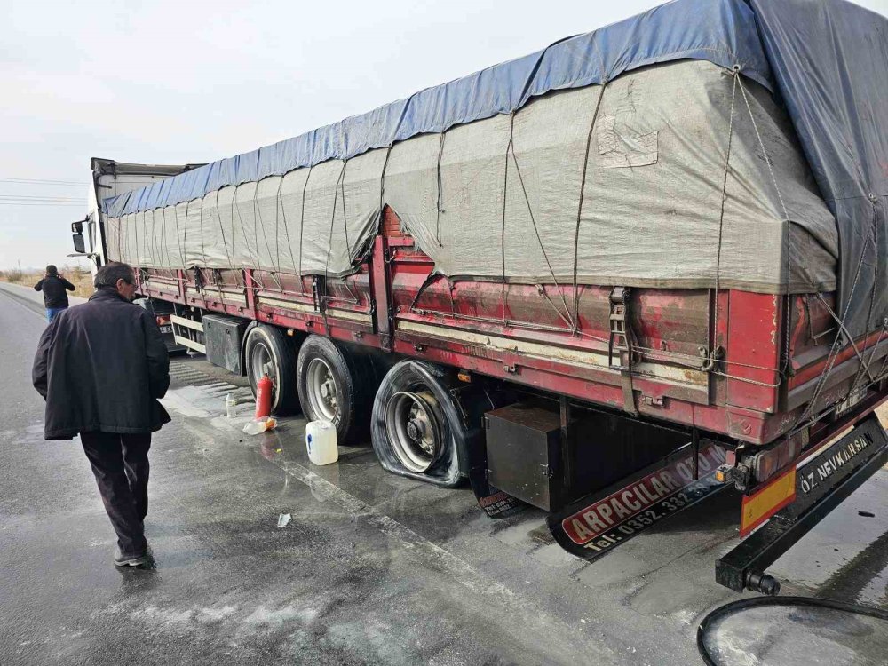 Yer: Aksaray - Konya yolu! İtfaiye gelene kadar alevleri söndürdü