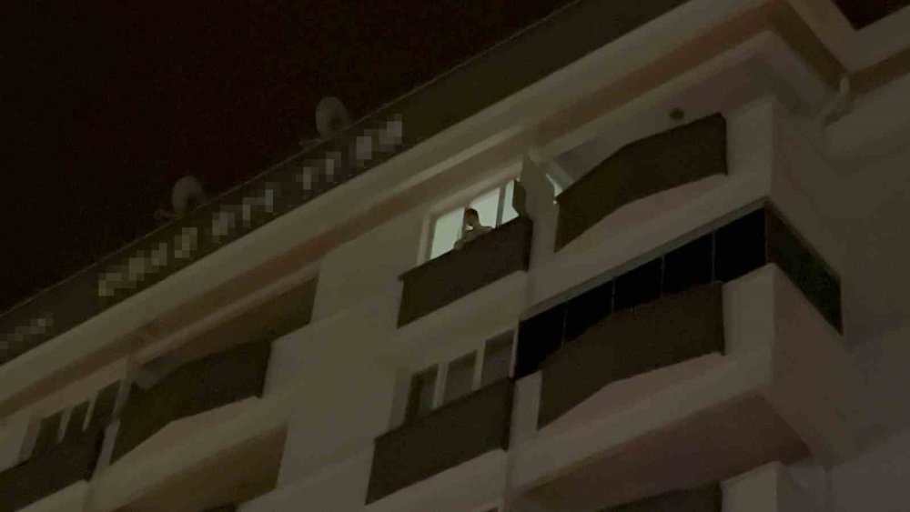 Evde sinir krizi geçiren genç sakinleştirilemedi: Polis girip aldı