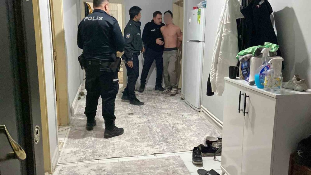 Evde sinir krizi geçiren genç sakinleştirilemedi: Polis girip aldı