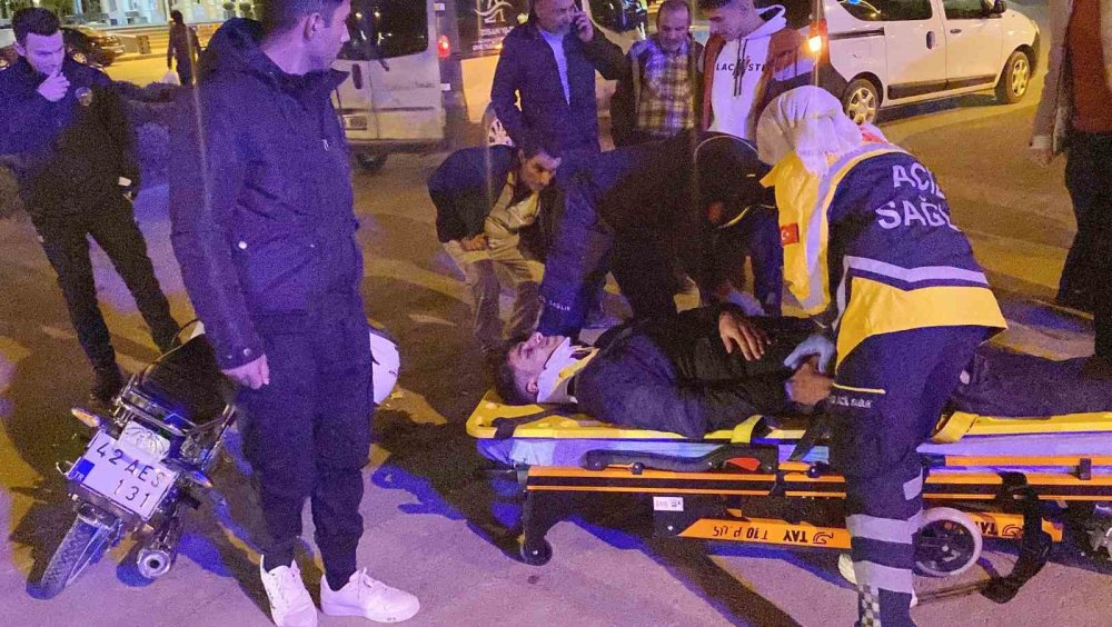 Kulu Belediyesi önünde kaza: Sürücü savrularak yaralandı