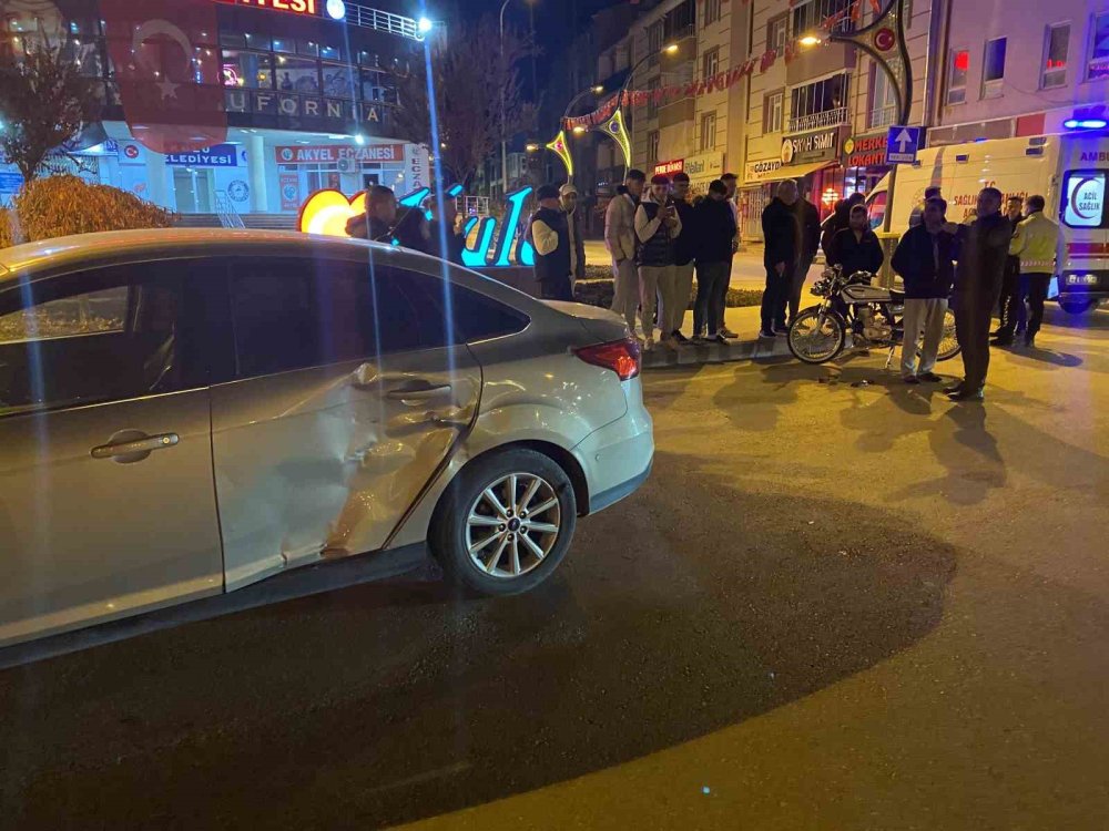 Kulu Belediyesi önünde kaza: Sürücü savrularak yaralandı