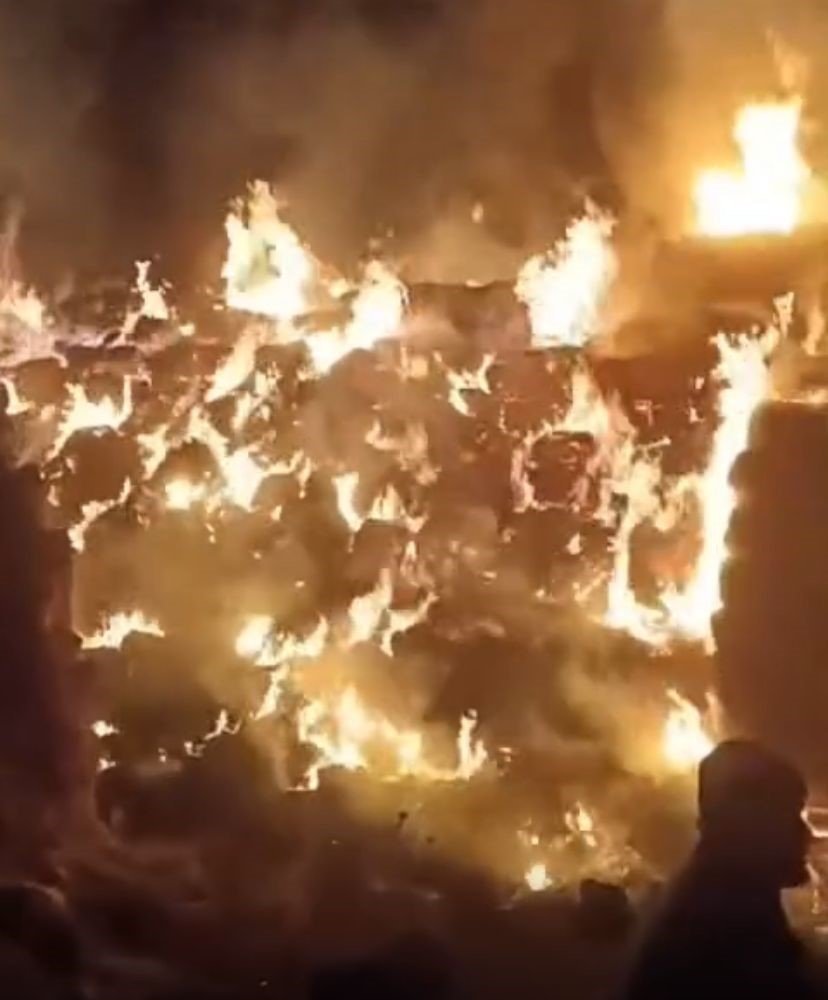 Kundaklanan 3 bin saman balyası cayır cayır yandı