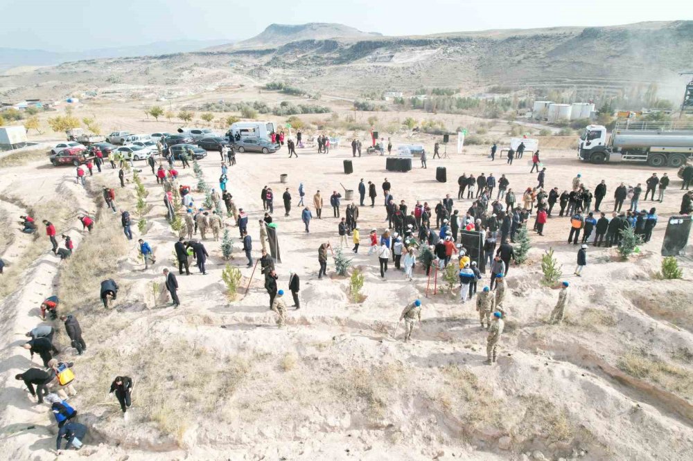 Makineyi eline alan Vali Fidan, gazetecileri fotoğrafladı
