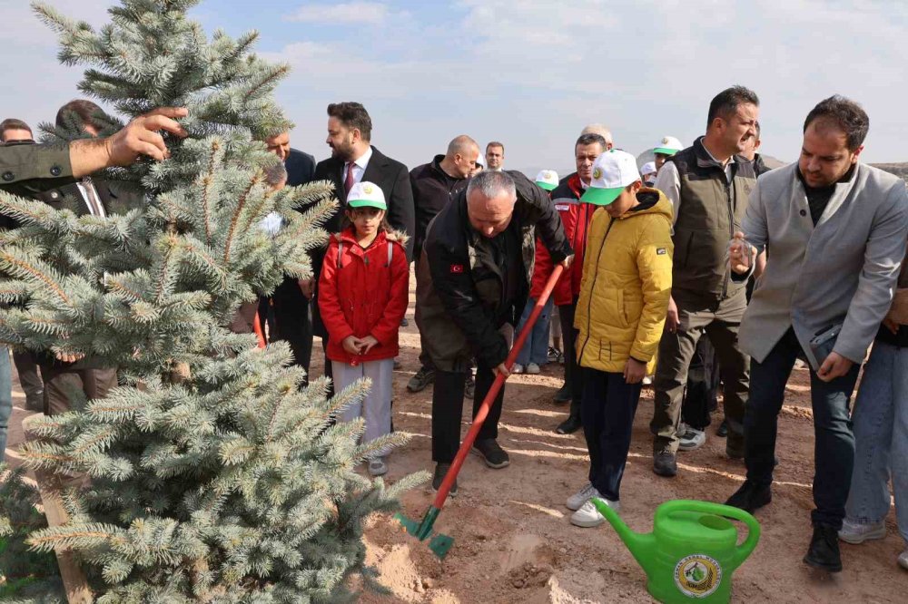 Makineyi eline alan Vali Fidan, gazetecileri fotoğrafladı