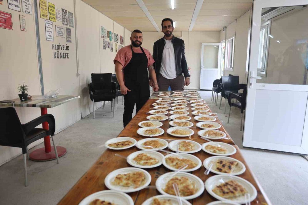 Takipçi sayısını künefe dağıtarak kutladı