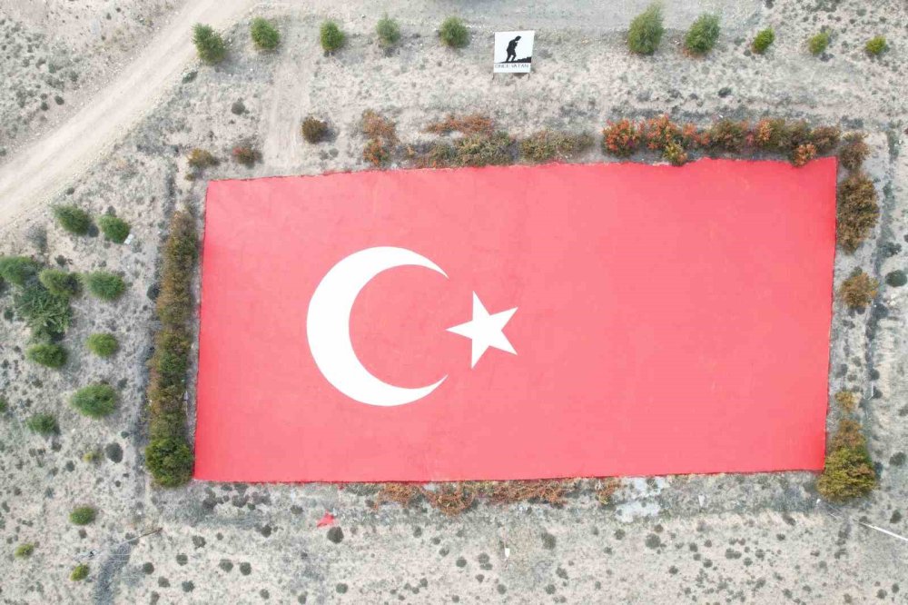 Türkiye’nin en büyük beton Türk bayrağı yeniden boyandı